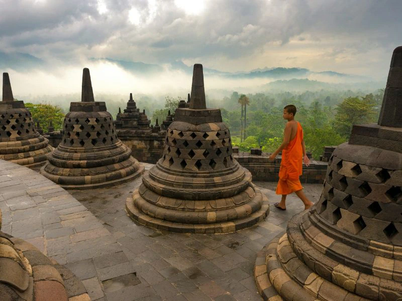 Mönch in der Tempelanlage von Borobudur