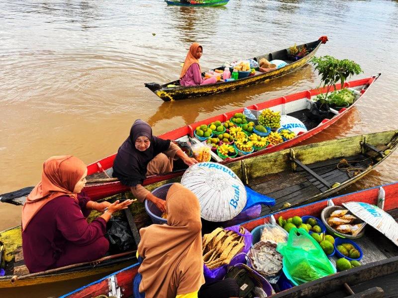 Boote mit Ware und Verkäufern auf dem Schwimmenden Markt in Banjarmasin, Kalimantan