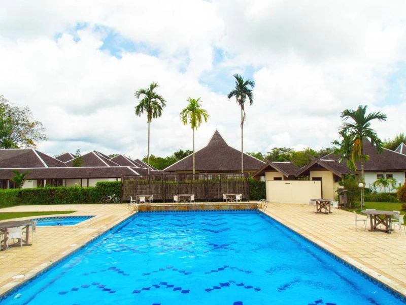 Pool im Hotel in Palangkaraya auf Kalimantan, Indonesien