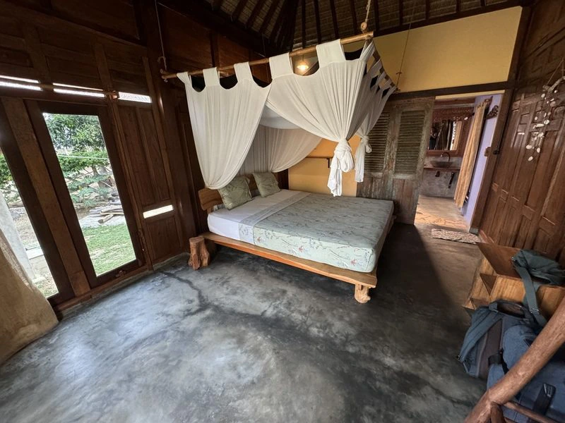 Zimmer im Bungalow Resort am Strand von Karimunjawa, Indonesien