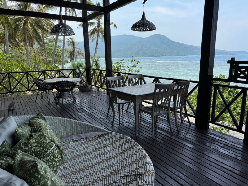 Terrasse im komfortablen Hotel auf Karimunjawa, Indonesien