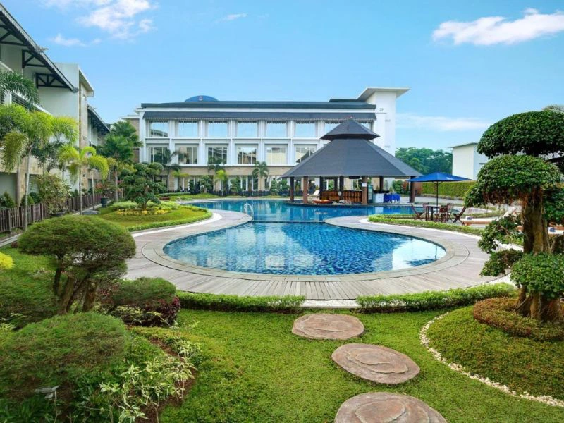 Pool im Hotel in Banjarmasin auf Kalimantan, Indonesien