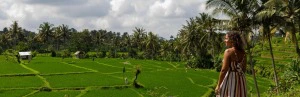 Frau vor den Reisfeldern von Sidemen auf Bali