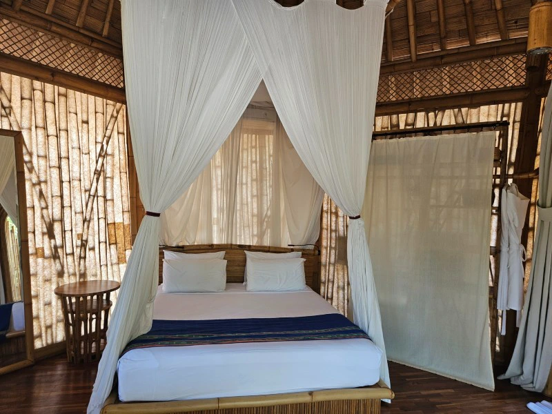 Zimmer im komfortablen Hotel im Nordwesten von Sumba, Indonesien