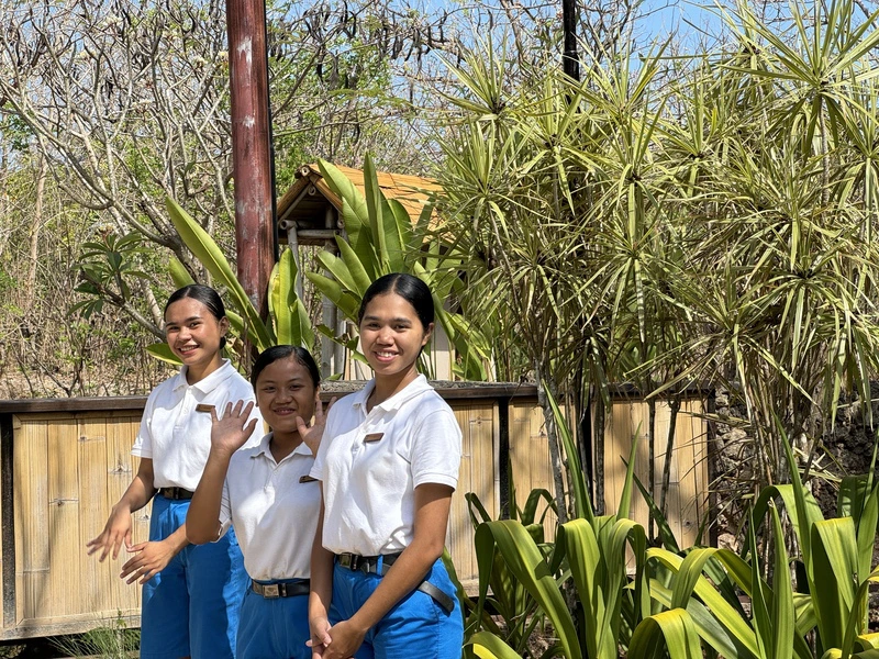 Community im komfortablen Hotel im Nordwesten von Sumba, Indonesien