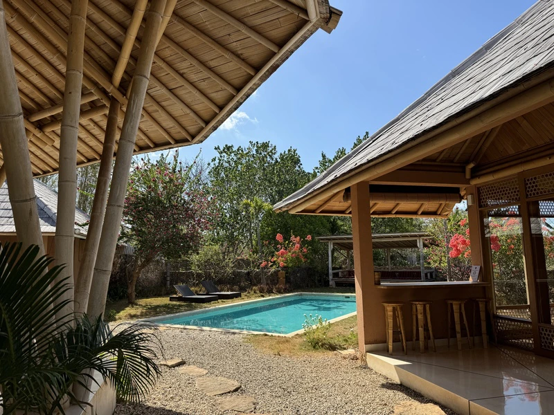 Pool im komfortablen Hotel im Nordwesten von Sumba, Indonesien