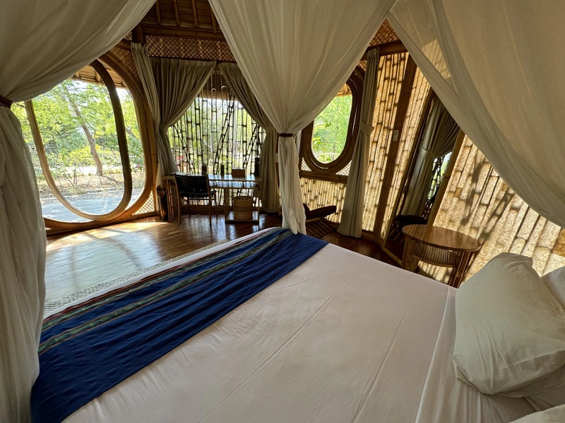 Zimmer im komfortablen Hotel im Nordwesten von Sumba, Indonesien