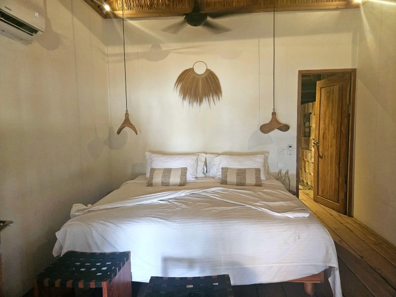 Zimmer im komfortablen Hotel im Südwesten Sumbas, Indonesien