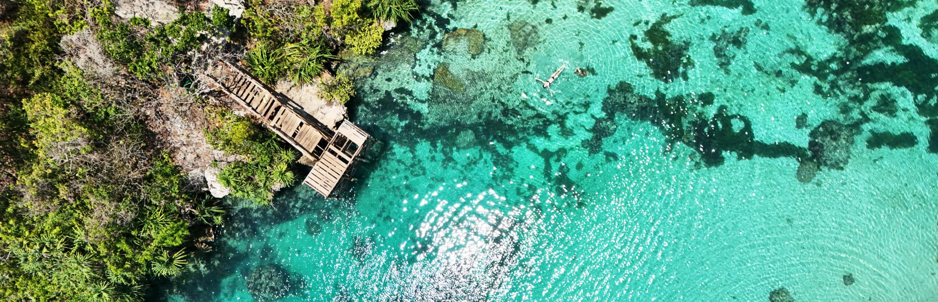 Blick von oben auf eine blaue Lagune auf Sumba in Indonesien