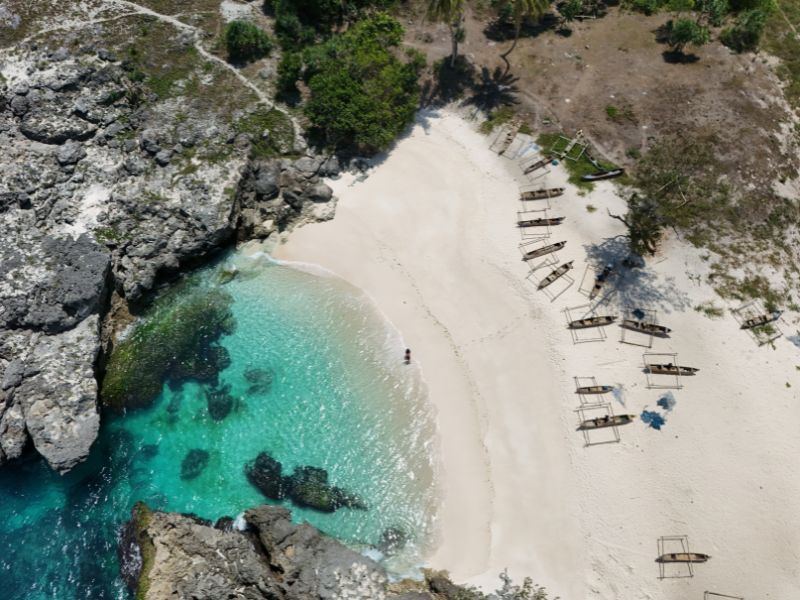 Blick von oben auf eine blaue Lagune auf Sumba in Indonesien