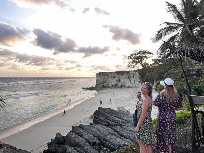 Touristen blicken von einer Klippe auf einen Strand auf Sumba, Inodnesien