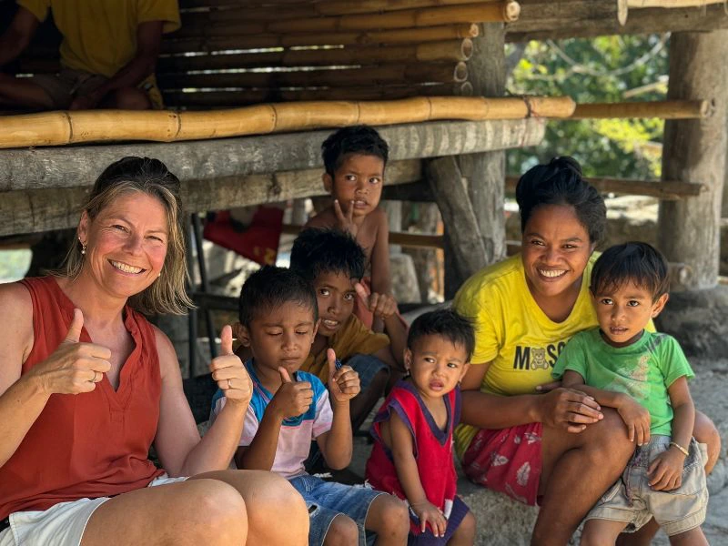 Touristin mit Einheimischen auf Sumba in Indonesien