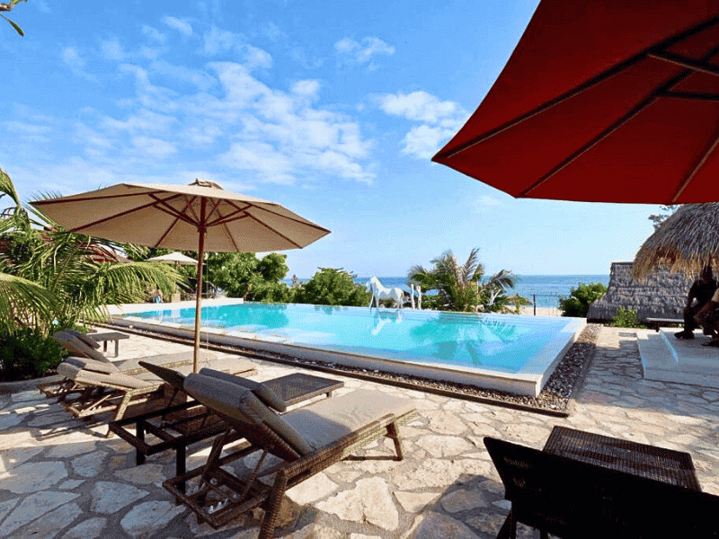 Pool im Hotel im Nordwesten von Sumba, Indonesien