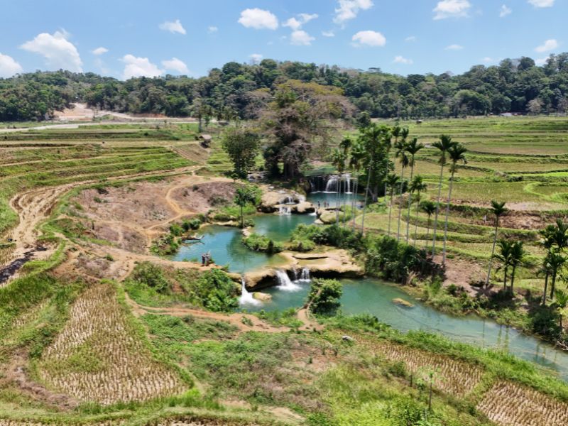 Wasserfälle in einem Reisfeld auf Sumba in Indonesien