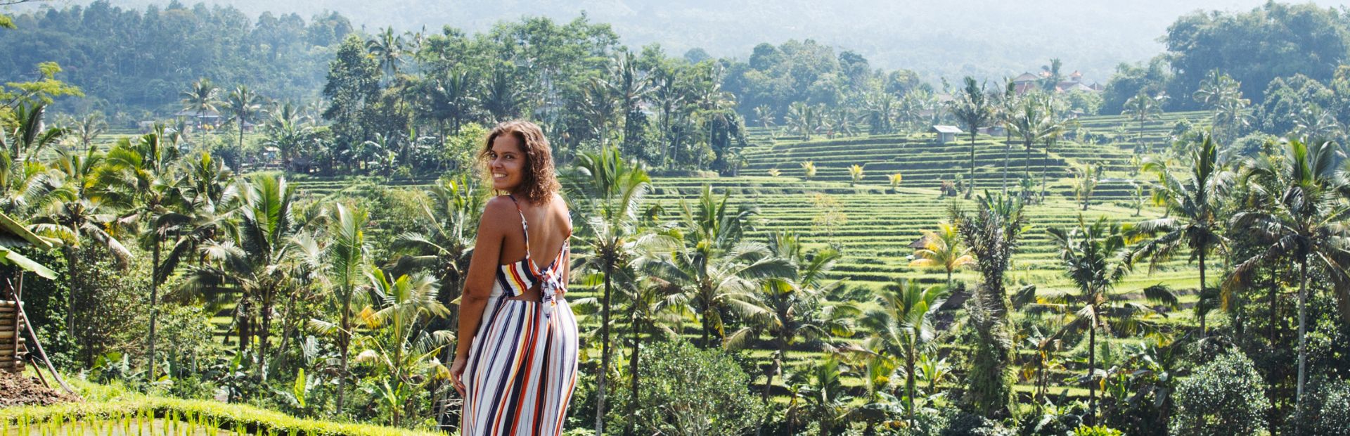 Frau in den Reisterrassen von Jatiluwih auf Bali
