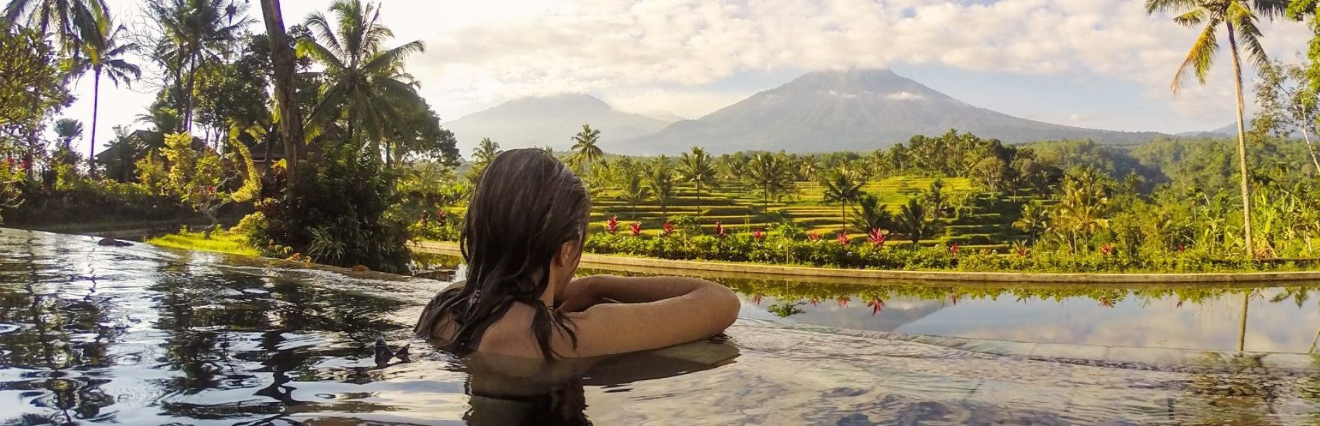 Blick vom Hotelpool auf den Vulkan