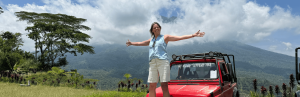 Frau steht auf einem Jeep in Sibetan auf Bali