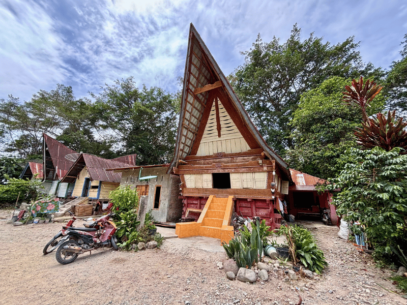 Traditionelles Batak-Haus in Samosir am Toba See, Indonesien