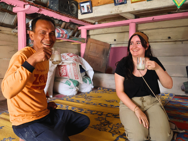 Touristin mit Guide im Batak-Dorf in Samosir, Indonesien