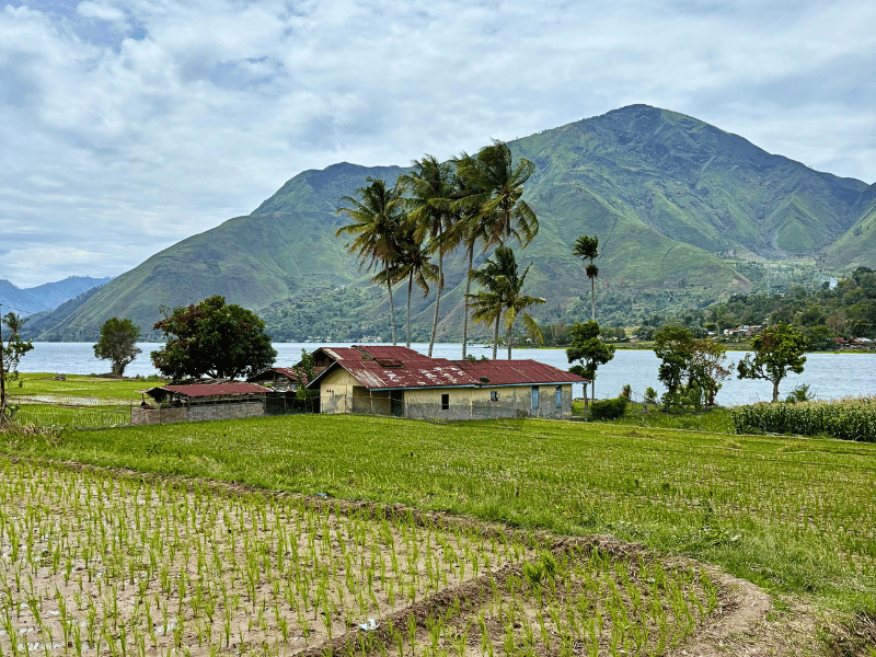 Blick auf den Toba See vom Batak-Dorf in Samosir, Indonesien