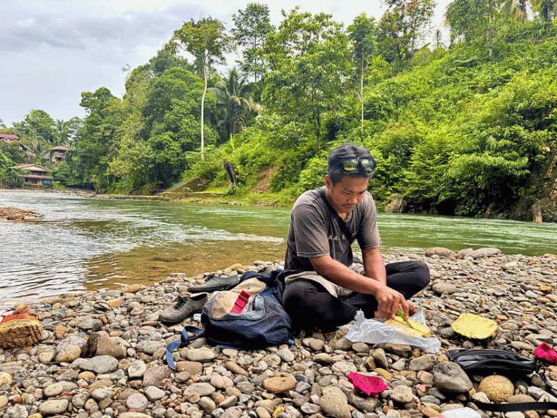 Guide bereitet Snack beim Trekking im Dschungel von Tangkahan, Indonesien