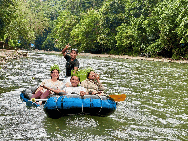 Tubing auf dem Fluss im Dschungel von Tangkahan, Indonesien