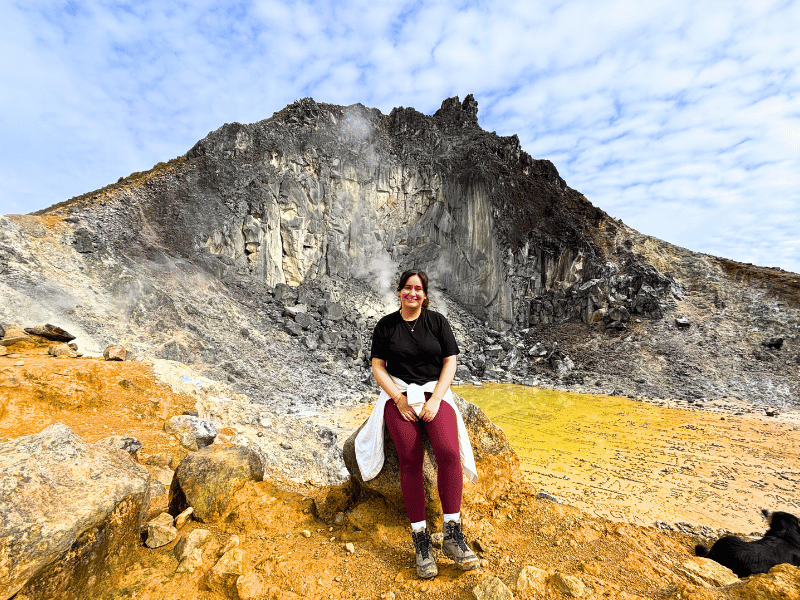 Frau auf dem Vulkan Berastagi in Indonesien