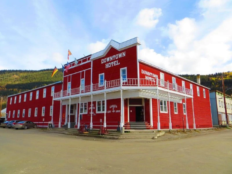 Blick auf das Hotel in Dawson