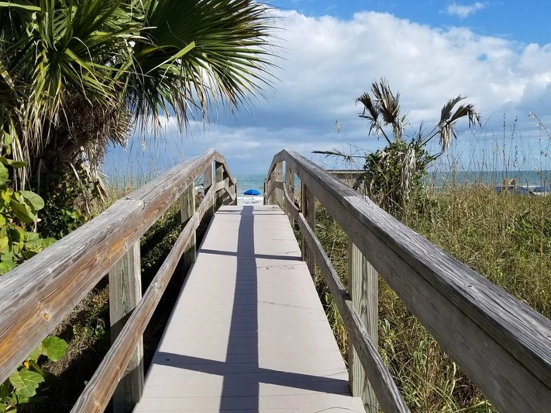 Brücke zum Strand am Cocoa Beach