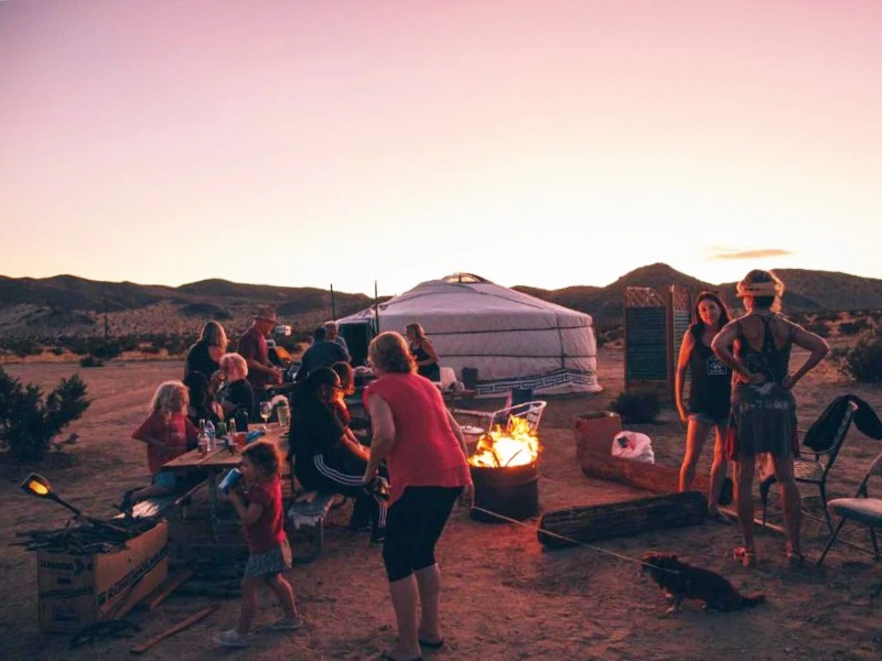 Familien Grillen, Jurte beim Joshua Tree