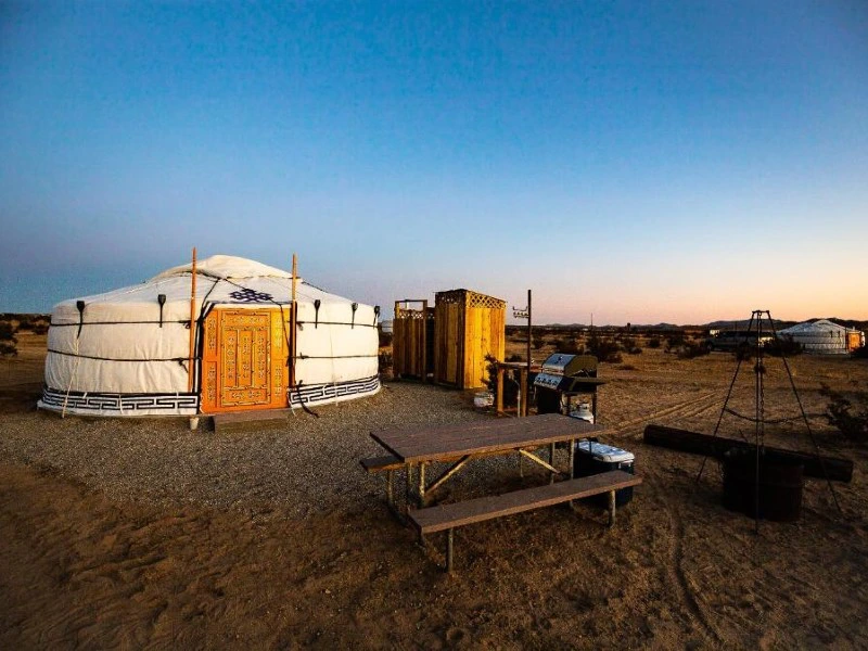 Blick auf ein Zelt, Jurte beim Joshua Tree