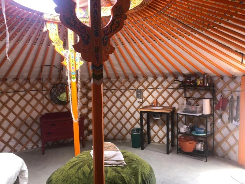 Innenansicht mit Waschgelegenheit, Jurte beim Joshua Tree