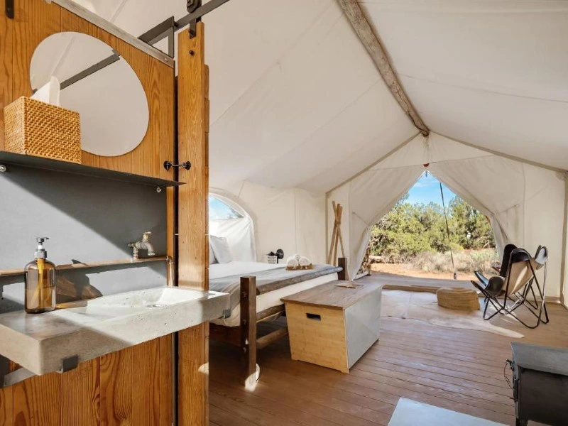 Weitwinkelblick auf den Innenbereich vom Zelt, Glamping Grand Canyon