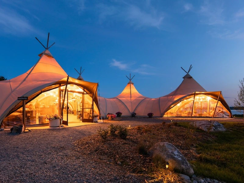 Lobby bei Nacht, Glamping Acadia