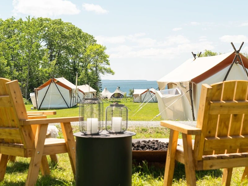 Stühle Blick auf Wasser, Glamping Acadia