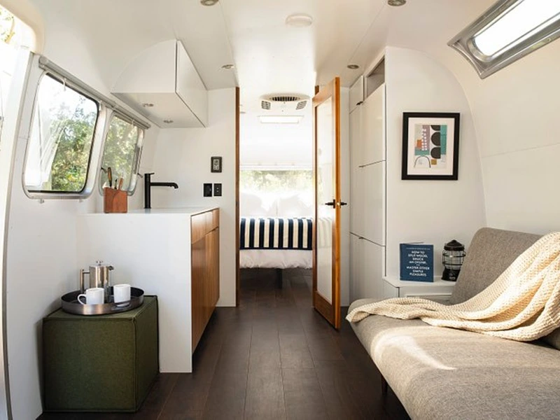 Innenansicht Richtung Bett, Airstreamer Cape Cod