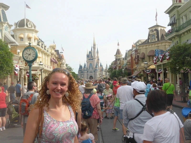 Frau in Disneyworld