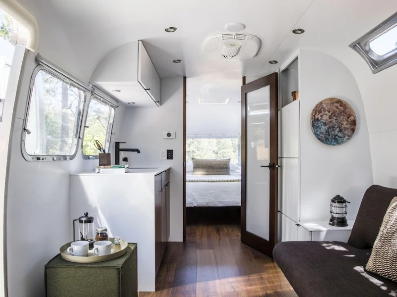 Innenansicht vom Airstreamer Richtung Schlafzimmer, Yosemite NP