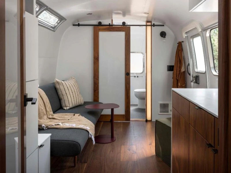 Innenansicht vom Airstreamer Richtung Bad, Yosemite NP