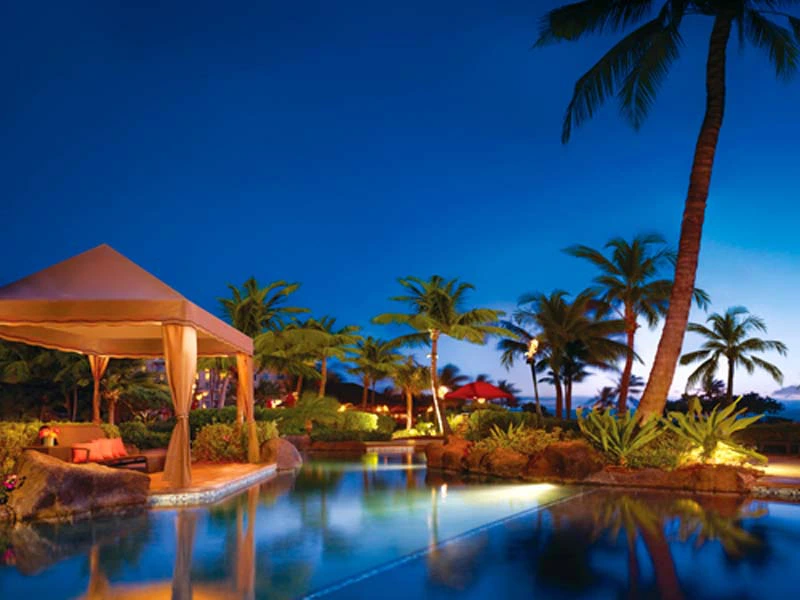 Der beleuchtete Pool bei Nacht