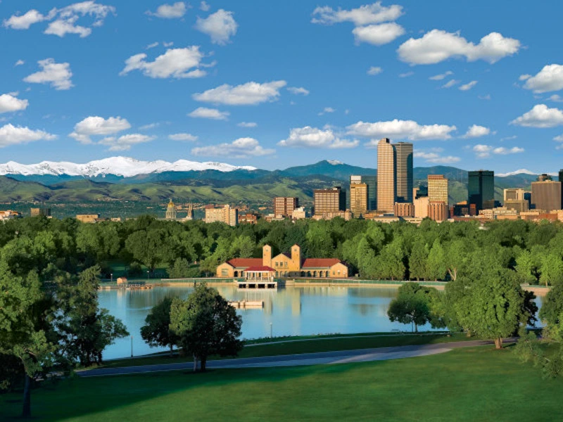 Park mit einem See und der Skyline von Denver im Hintergrund, USA