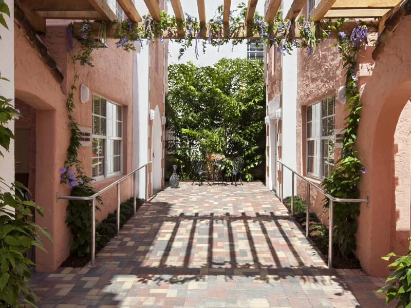 Karibischer Flair im Innenhof