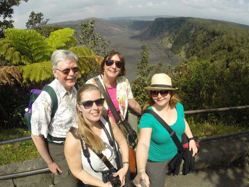 Familie am Vulkan auf Hawaii