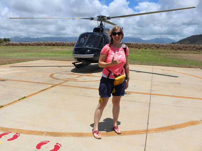 Reisende vor dem Helikopter