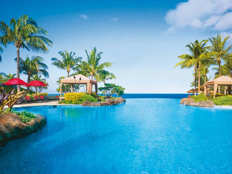 Pool mit Blick aufs Meer