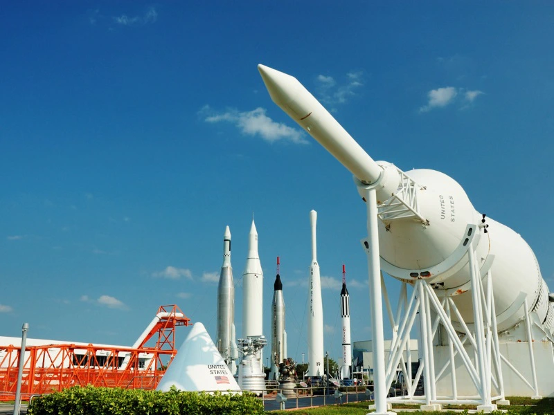 Kennedy Space Center in Floriada mit einer Rakete wartet auf Urlaubs Astronauten