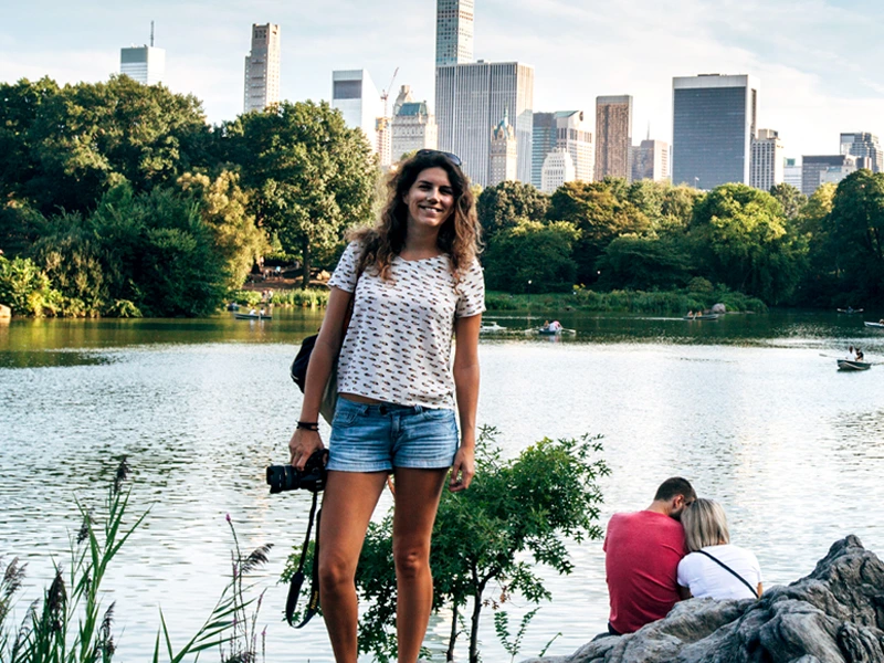Frau vor einem Fluss an der Ostküste