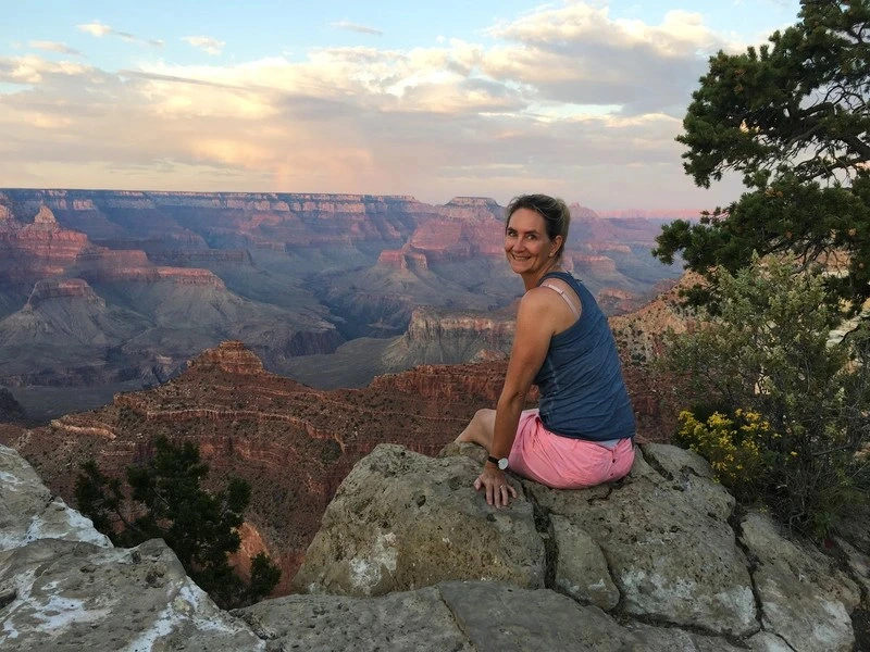 Frau sitzt am Grand Canyon, USA.