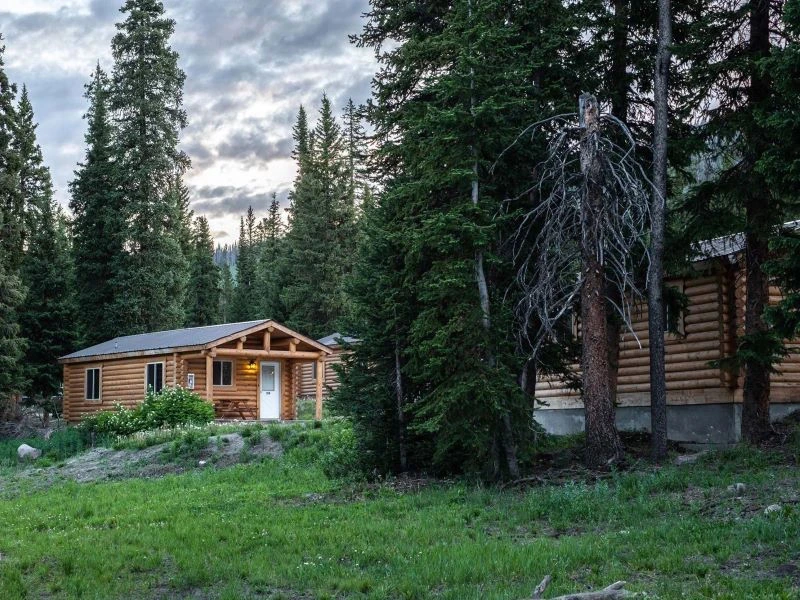 Außenansicht vom Hotel in Jackson im Grand Teton NP, USA