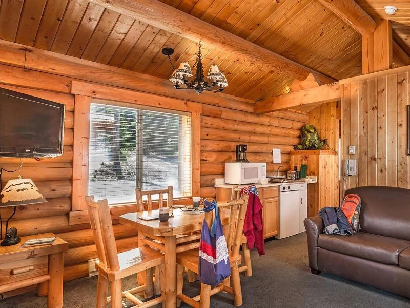 Küche und Sitzmöglichkeiten im Hotel in Jackson im Grand Teton NP, USA